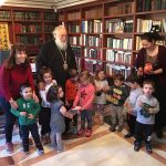 Ο ΜΗΤΡΟΠΟΛΙΤΗΣ ΚΕΡΚΥΡΑΣ ΜΕ ΤΑ ΠΑΙΔΙΑ ΤΟΥ ΒΡΕΦΟΝΗΠΙΑΚΟΥ (2)