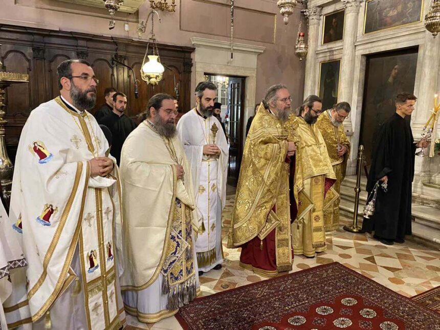 ΘΕΙΑ ΛΕΙΤΟΥΡΓΙΑ ΓΙΑ ΤΗΝ ΣΥΜΠΛΗΡΩΣΗ 20 ΧΡΟΝΩΝ ΑΠΟ ΤΗΝ ΕΝΘΡΟΝΙΣΗ ΤΟΥ ΜΗΤΡΟΠΟΛΙΤΗ ΚΕΡΚΥΡΑΣ 10