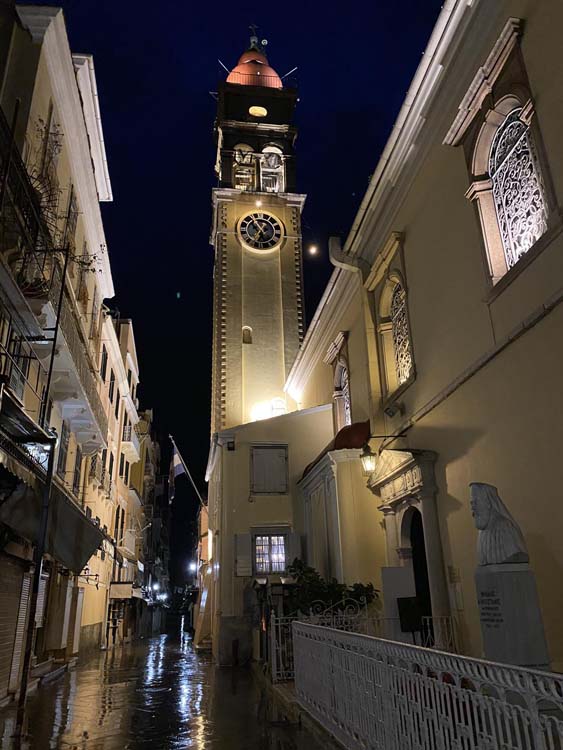 ΘΕΙΑ ΛΕΙΤΟΥΡΓΙΑ ΓΙΑ ΤΗΝ ΣΥΜΠΛΗΡΩΣΗ 20 ΧΡΟΝΩΝ ΑΠΟ ΤΗΝ ΕΝΘΡΟΝΙΣΗ ΤΟΥ ΜΗΤΡΟΠΟΛΙΤΗ ΚΕΡΚΥΡΑΣ 25