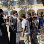 Ο ΜΗΤΡΟΠΟΛΙΤΗΣ ΚΕΡΚΥΡΑΣ ΣΤΟΥΣ ΑΓΙΑΣΜΟΥΣ ΤΩΝ ΣΧΟΛΕΙΩΝ (1)
