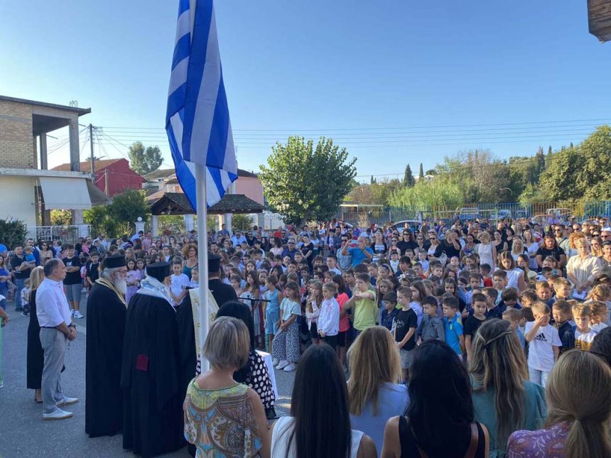 Ο ΜΗΤΡΟΠΟΛΙΤΗΣ ΚΕΡΚΥΡΑΣ ΣΤΟΥΣ ΑΓΙΑΣΜΟΥΣ ΤΩΝ ΣΧΟΛΕΙΩΝ (12)