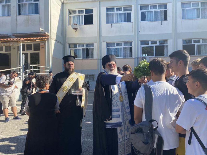 Ο ΜΗΤΡΟΠΟΛΙΤΗΣ ΚΕΡΚΥΡΑΣ ΣΤΟΥΣ ΑΓΙΑΣΜΟΥΣ ΤΩΝ ΣΧΟΛΕΙΩΝ (2)