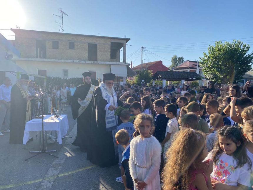 Ο ΜΗΤΡΟΠΟΛΙΤΗΣ ΚΕΡΚΥΡΑΣ ΣΤΟΥΣ ΑΓΙΑΣΜΟΥΣ ΤΩΝ ΣΧΟΛΕΙΩΝ (3)