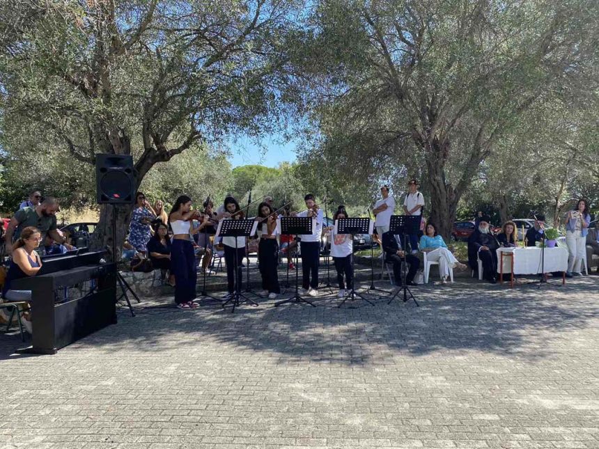 Ο ΜΗΤΡΟΠΟΛΙΤΗΣ ΚΕΡΚΥΡΑΣ ΣΤΟΥΣ ΑΓΙΑΣΜΟΥΣ ΤΩΝ ΣΧΟΛΕΙΩΝ (4)