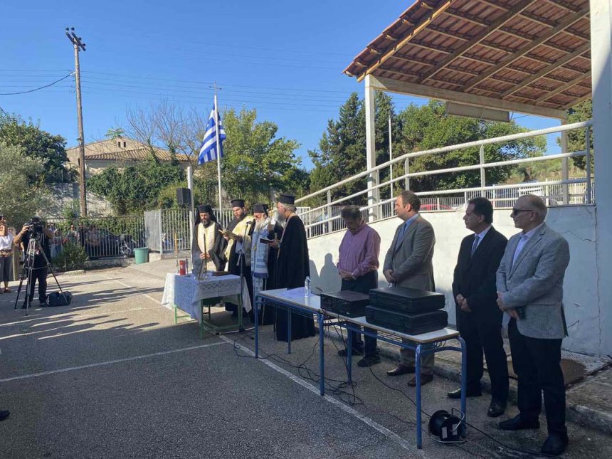 Ο ΜΗΤΡΟΠΟΛΙΤΗΣ ΚΕΡΚΥΡΑΣ ΣΤΟΥΣ ΑΓΙΑΣΜΟΥΣ ΤΩΝ ΣΧΟΛΕΙΩΝ (7)