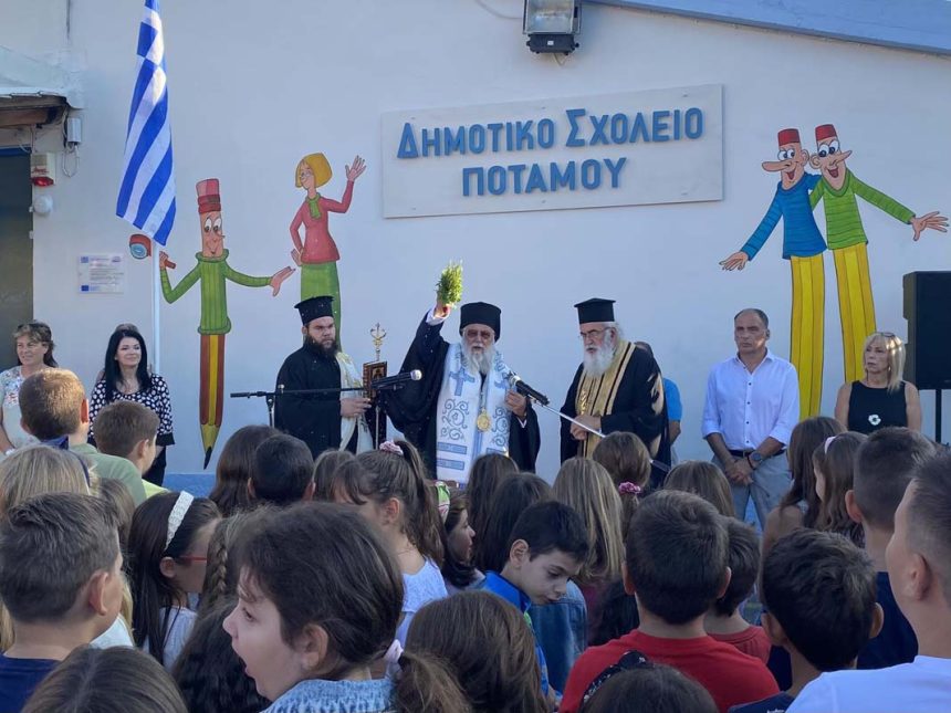 Ο ΜΗΤΡΟΠΟΛΙΤΗΣ ΚΕΡΚΥΡΑΣ ΣΤΟΥΣ ΑΓΙΑΣΜΟΥΣ ΤΩΝ ΣΧΟΛΕΙΩΝ (9)