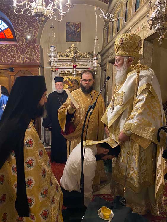 ΚΟΥΡΑ ΜΟΝΑΧΟΥ ΣΤΗΝ ΜΗΤΡΟΠΟΛΗ ΚΕΡΚΥΡΑΣ (12)