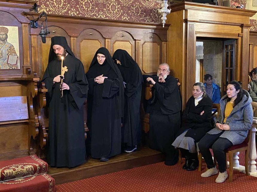 ΚΟΥΡΑ ΜΟΝΑΧΟΥ ΣΤΗΝ ΜΗΤΡΟΠΟΛΗ ΚΕΡΚΥΡΑΣ (2)